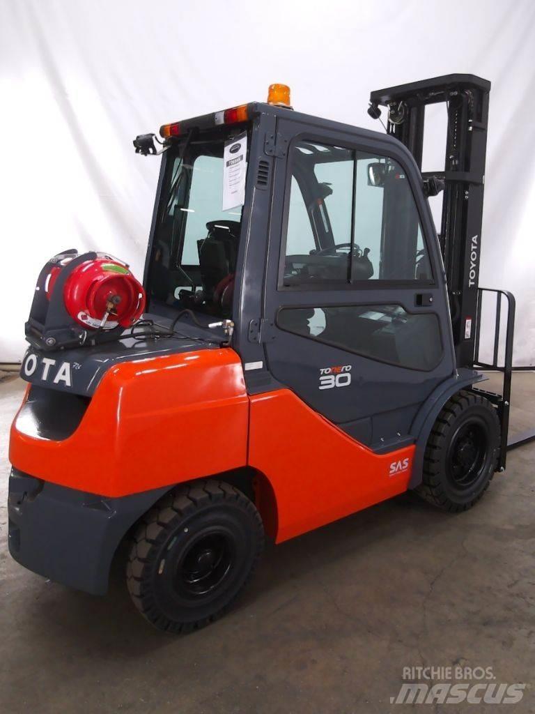 Toyota 02-8FGF30 LPGフォークリフト