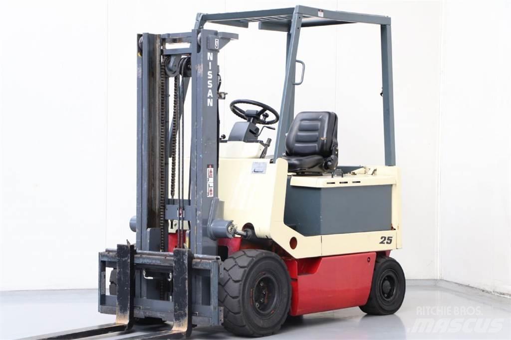 Nissan UM02L25U バッテリーフォークリフト