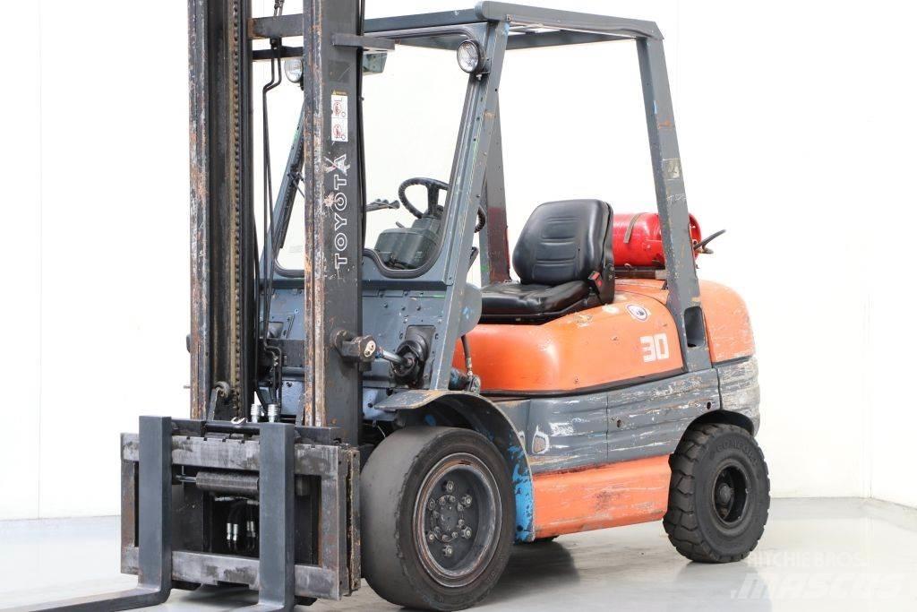 Toyota 02-6FGF30 LPGフォークリフト
