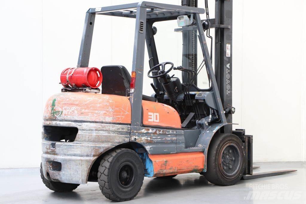 Toyota 02-6FGF30 LPGフォークリフト