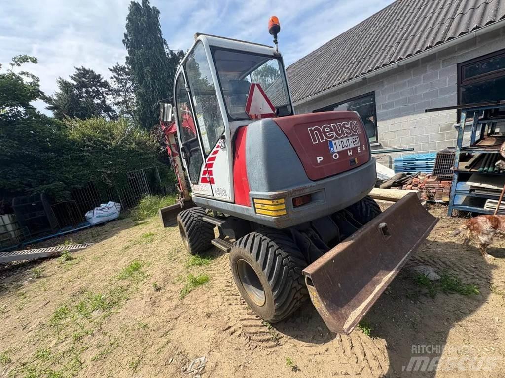 Neuson 6502WD ホイール式油圧ショベル（パワーショベル・ユンボ・バックホー）
