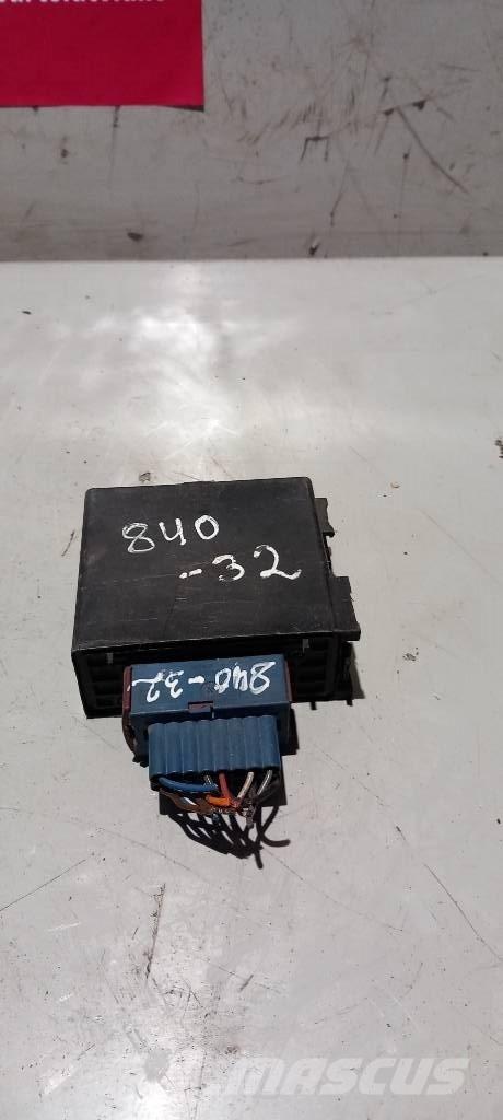 Scania P 94.  1361095 電子機器