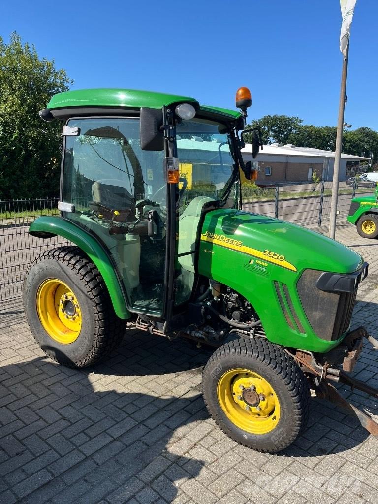 John Deere 3320 コンパクトトラクター