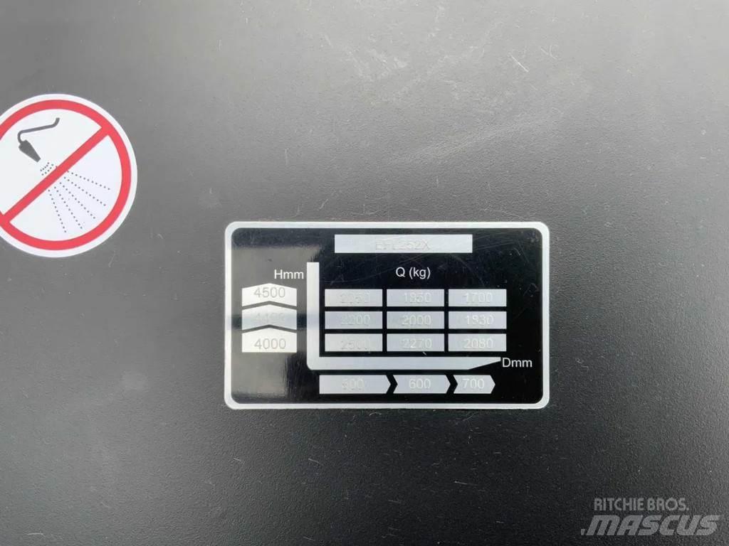 EP EFL 252 XS バッテリーフォークリフト