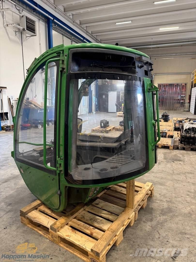 John Deere 1210E キャビン及び内装
