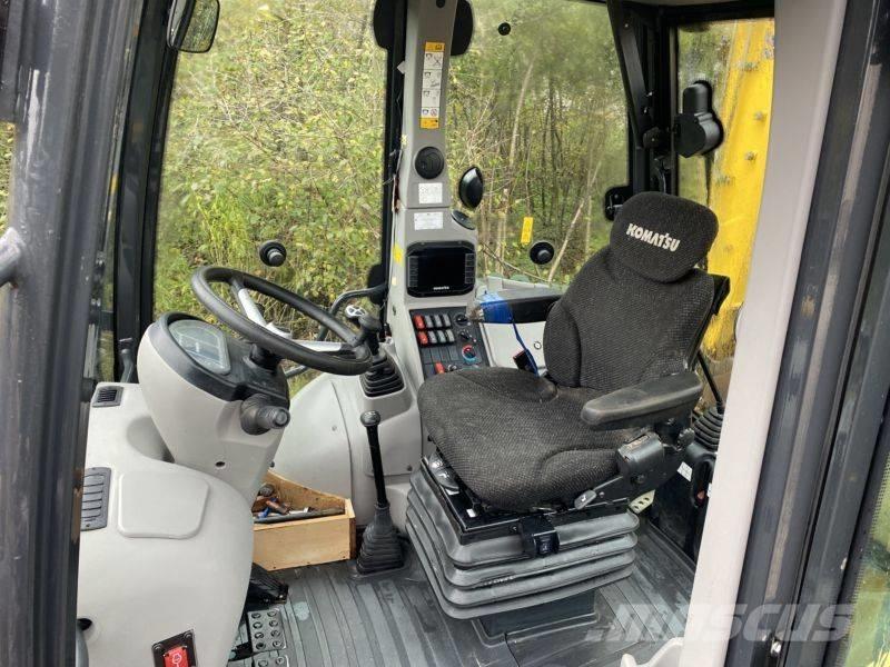 Komatsu WB 93 R-8 バックホーローダー