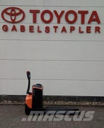 Toyota LWE 200 ウォーキンフォークリフト