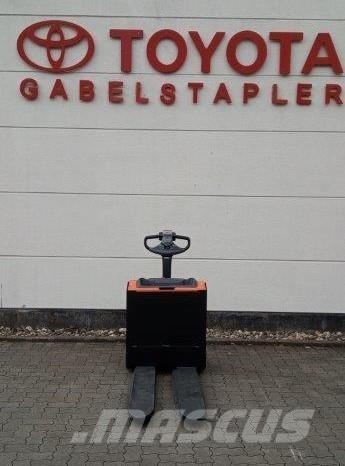 Toyota LWE 200 ウォーキンフォークリフト