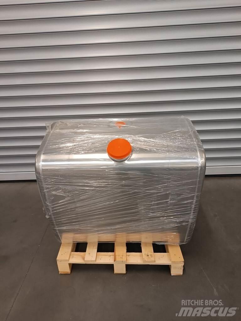 Volvo 400 L. 燃料タンクと添加剤用タンク