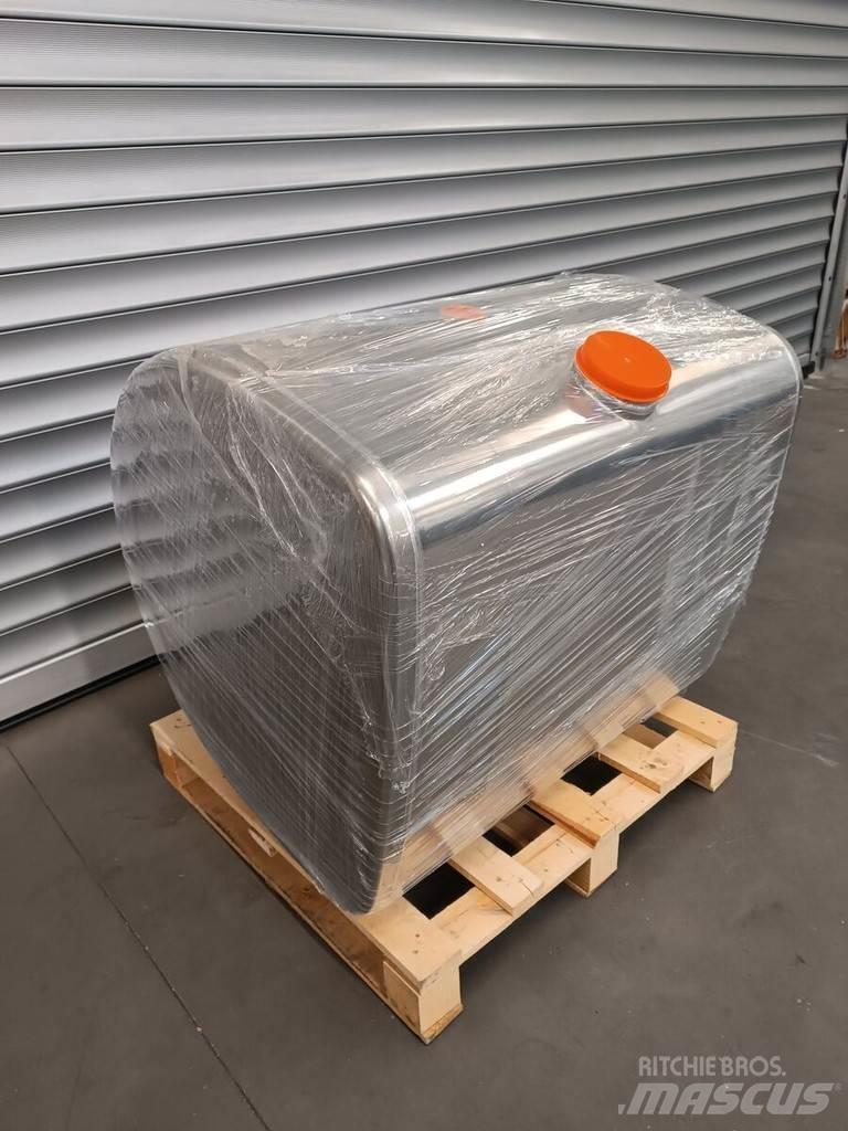 Volvo 400 L. 燃料タンクと添加剤用タンク