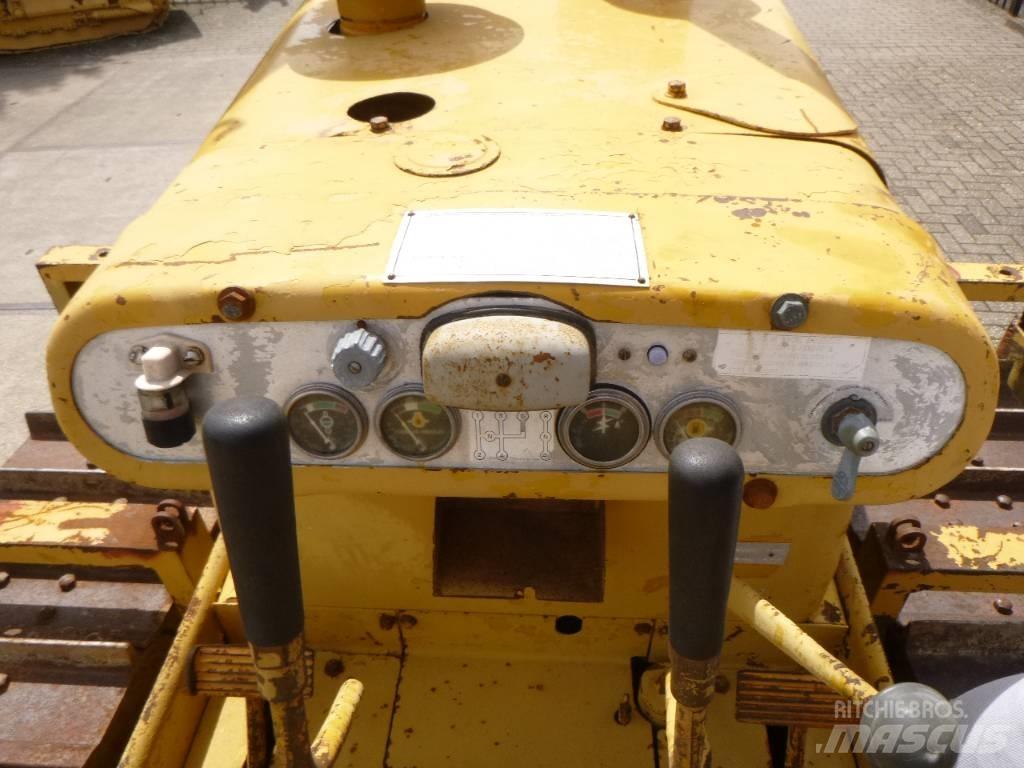 CAT D 4 D ブルドーザー