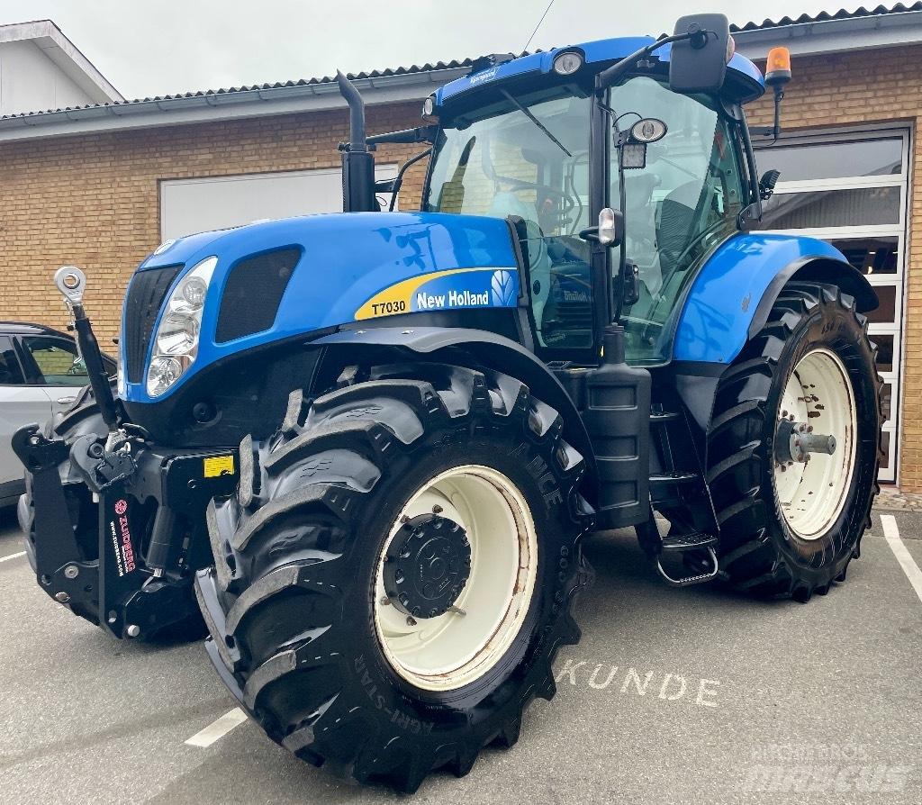 New Holland T 7030 トラクター