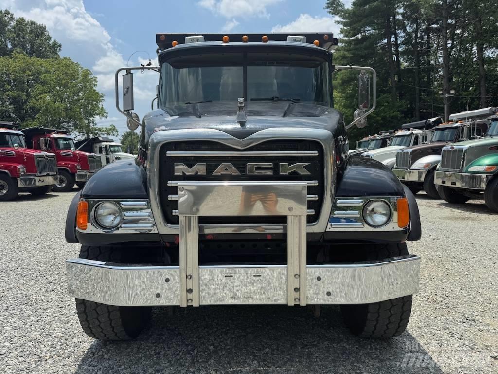 Mack Granite CV 713 ダンプ