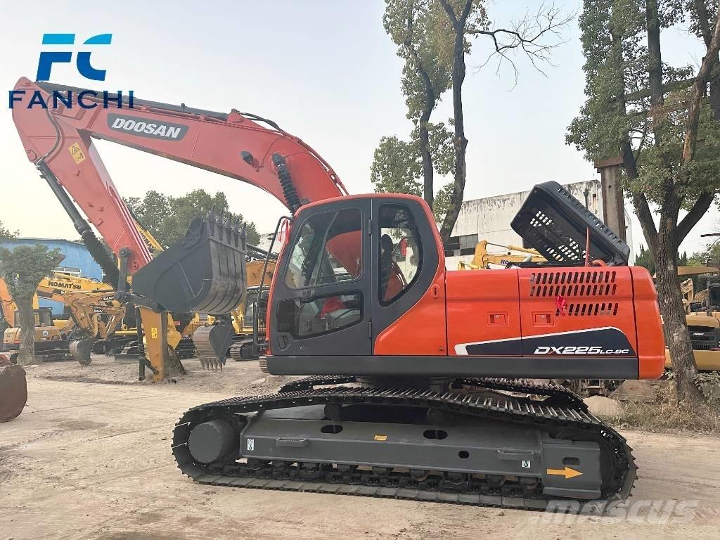 Doosan DX 225 LC 大型油圧ショベル12t以上（パワーショベル・ユンボ）