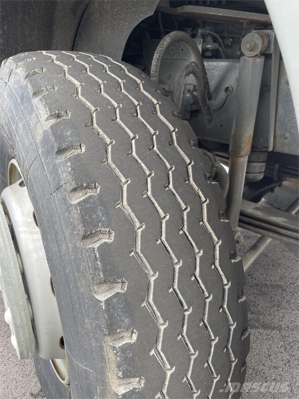 Volvo F 12 キャブ付きシャーシ