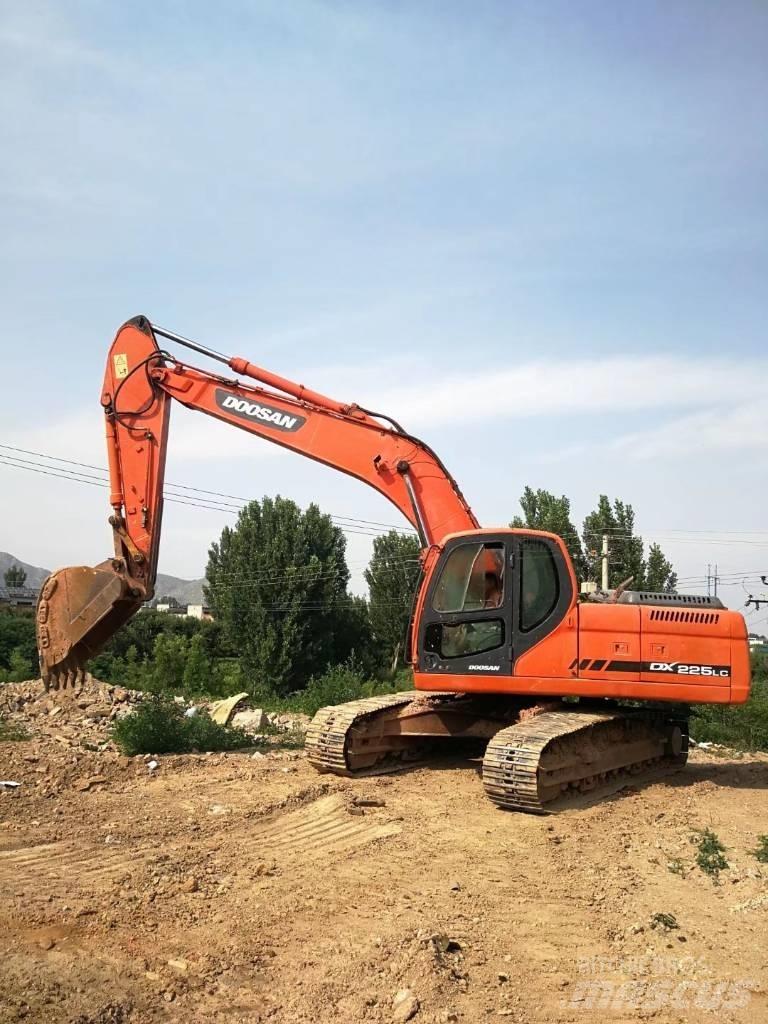 Doosan DX 225 大型油圧ショベル12t以上（パワーショベル・ユンボ）