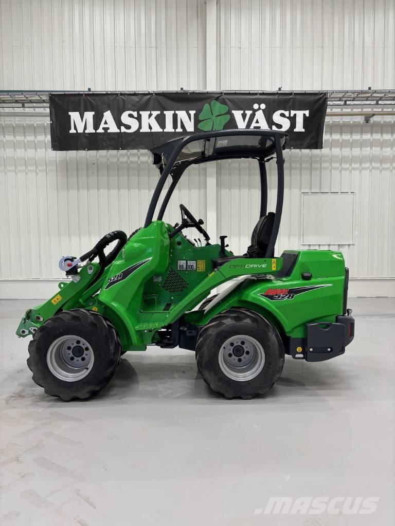 Avant 528 多目的ローダー