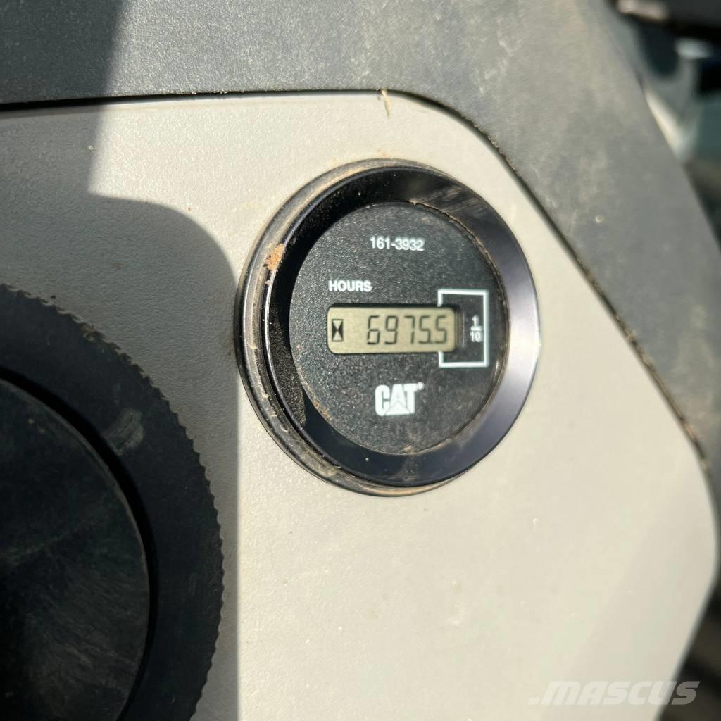 CAT 444 E バックホーローダー