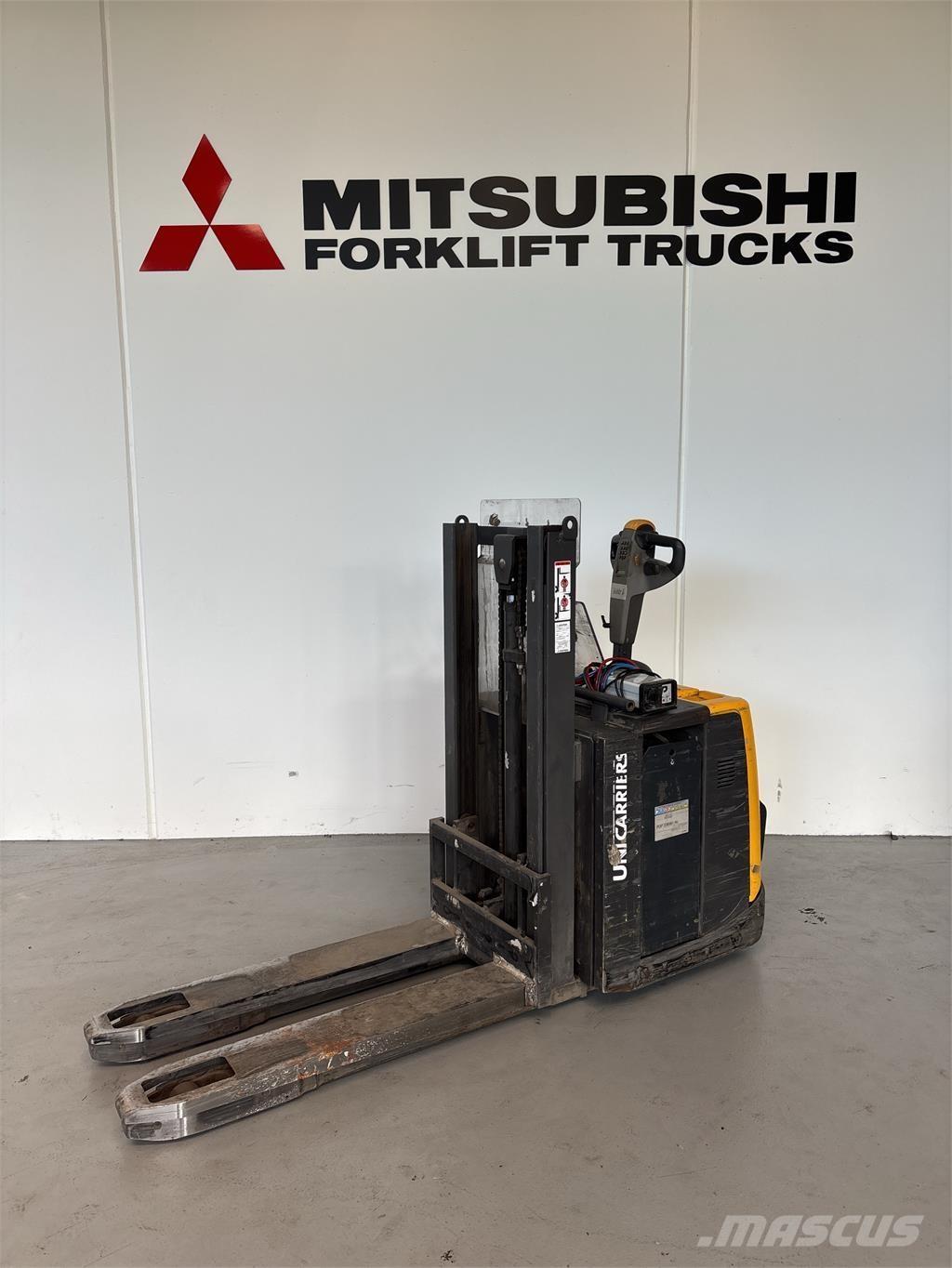 Atlet PDP200 自走式スタッカー