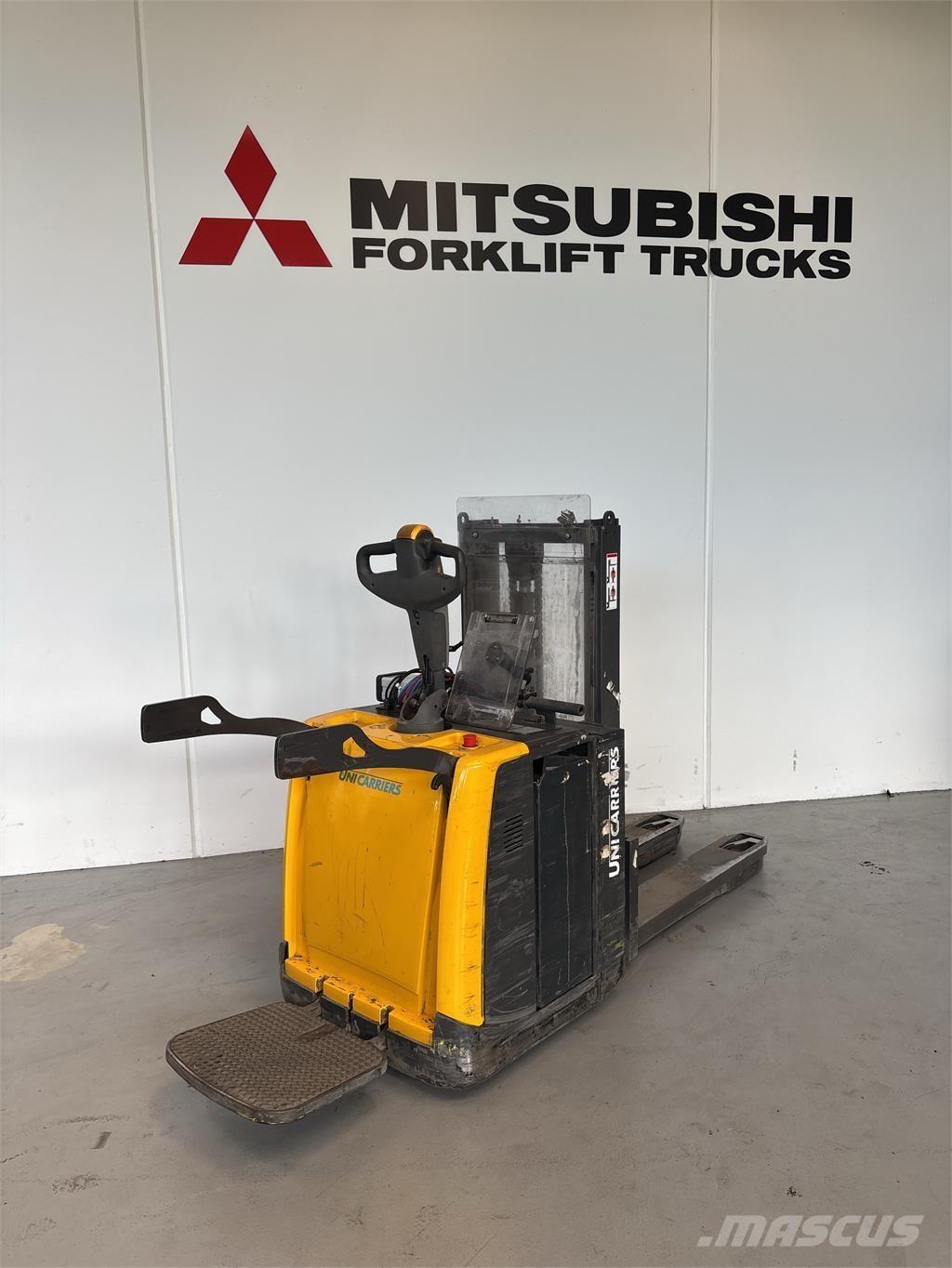 Atlet PDP200 自走式スタッカー