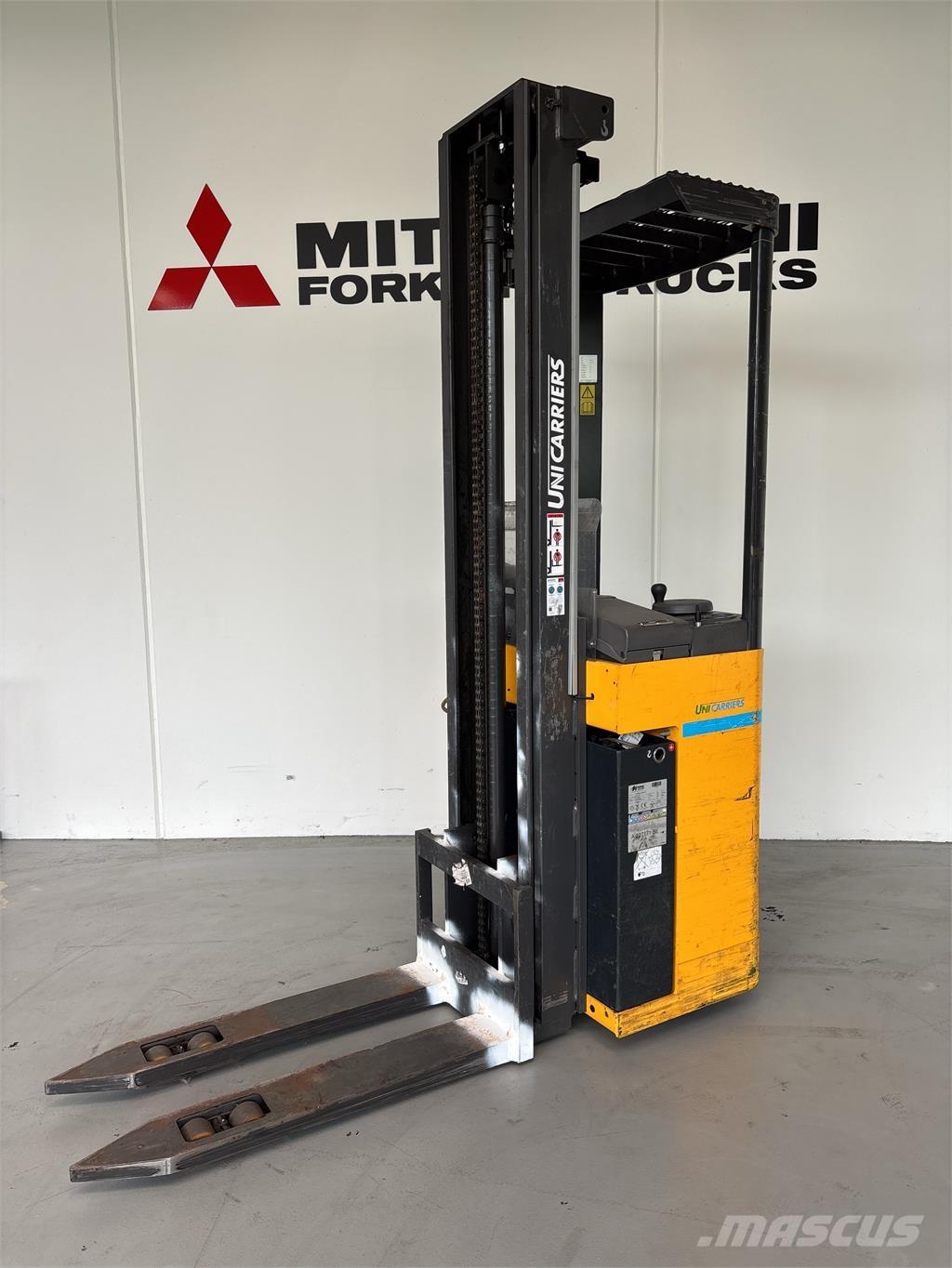 Atlet A160 自走式スタッカー