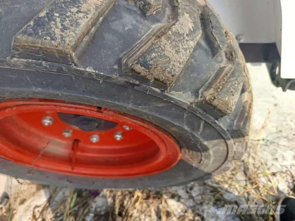 Bobcat S18 スキッドステアローダー