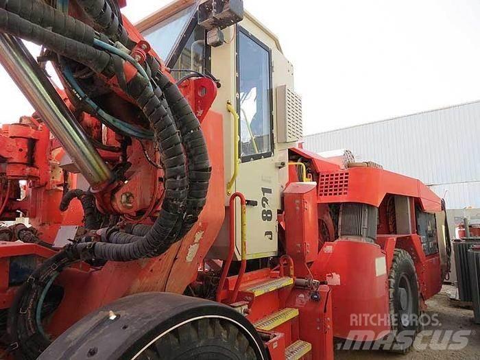 Sandvik DT 821 SC サーフェイスドリルリグ