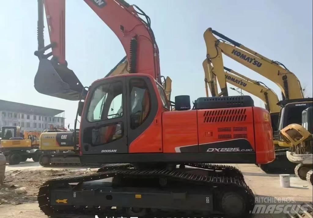 Doosan DX 225 LC 大型油圧ショベル12t以上（パワーショベル・ユンボ）