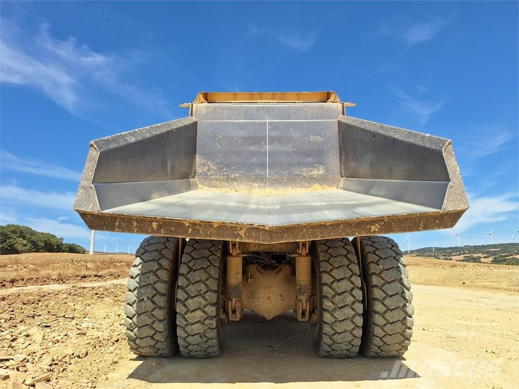 Komatsu HD 605-7E0 リジットフレーム式ダンプトラック