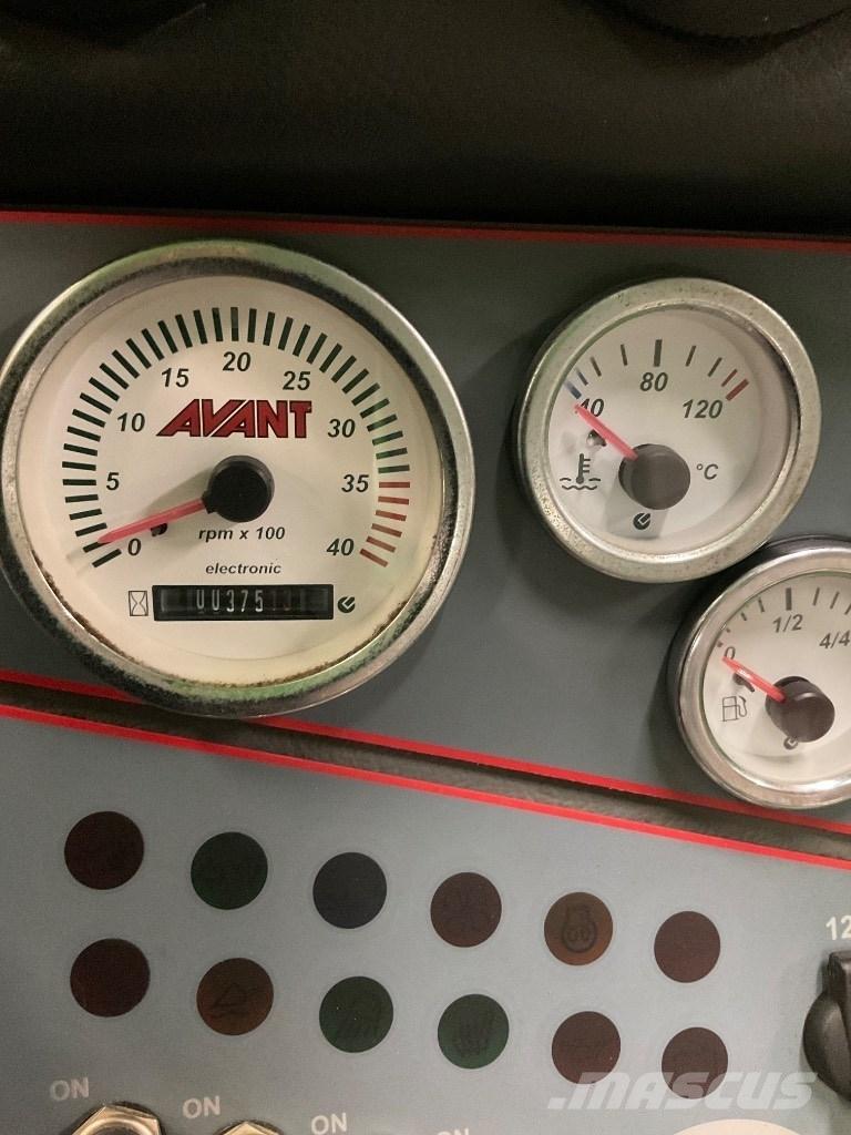 Avant 528 多目的ローダー