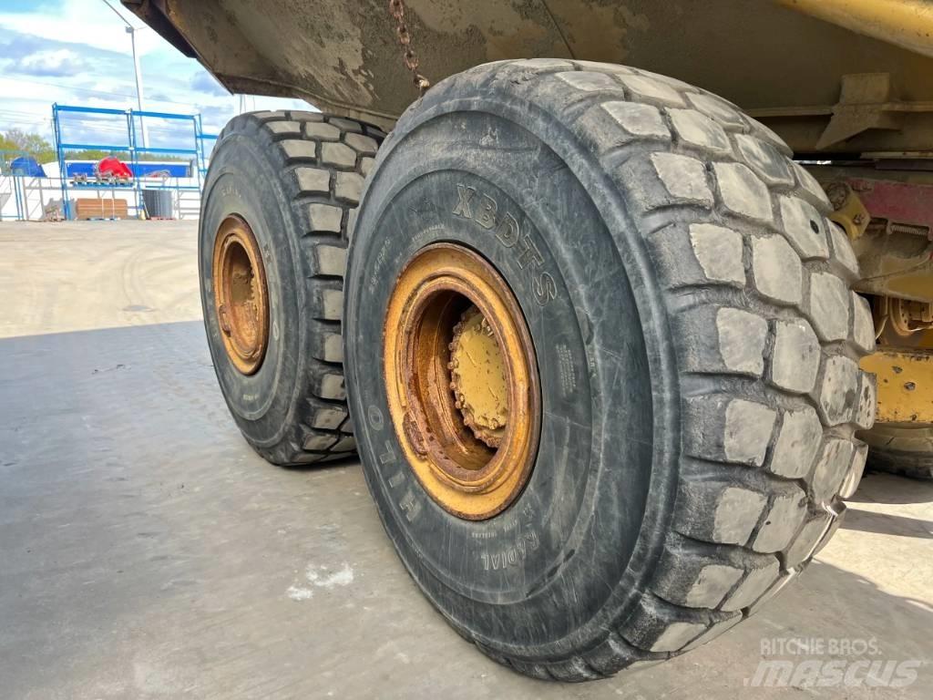 CAT 740 アーティキュレート式ダンプトラック