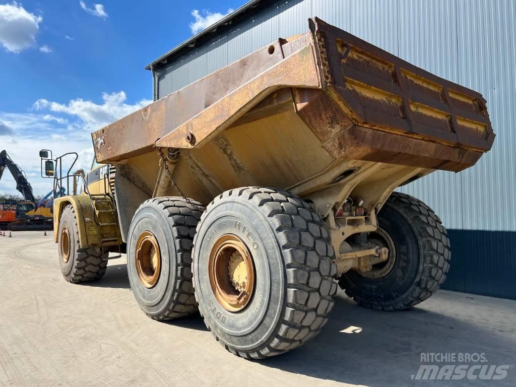 CAT 740 アーティキュレート式ダンプトラック