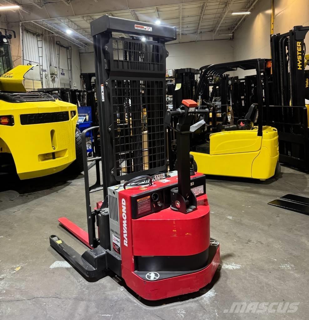 Raymond RSS40 自走式スタッカー