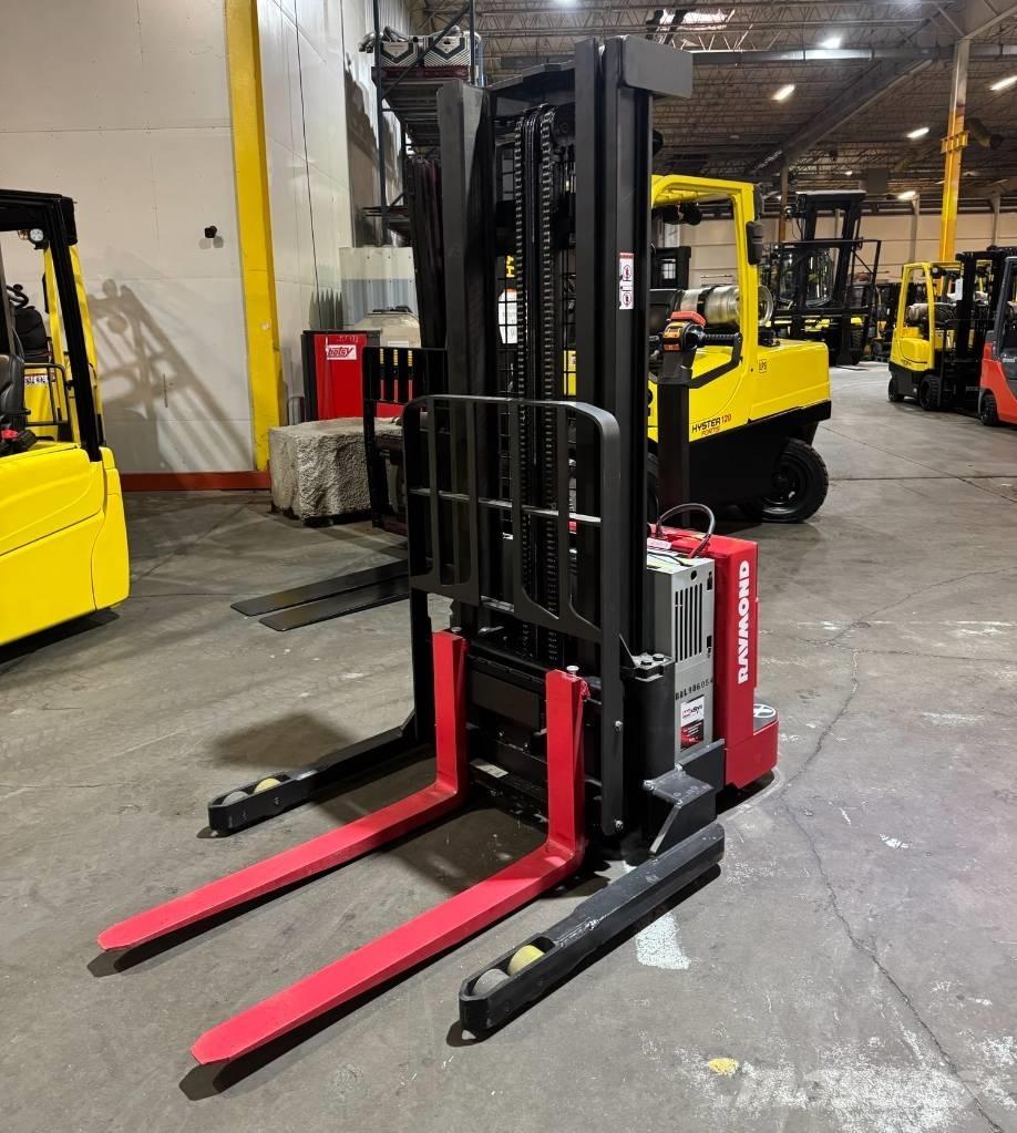 Raymond RSS40 自走式スタッカー