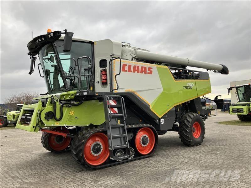 CLAAS TRION 750 TT コンバイン