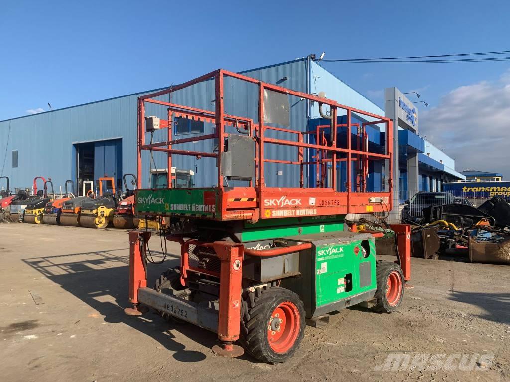SkyJack SJ 6832 RT シザースリフト