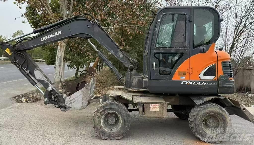 Doosan DX 60 ホイール式油圧ショベル（パワーショベル・ユンボ・バックホー）