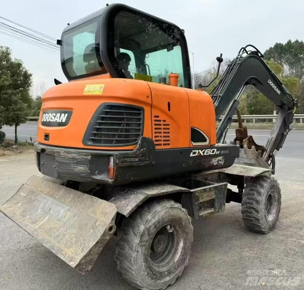 Doosan DX 60 ホイール式油圧ショベル（パワーショベル・ユンボ・バックホー）