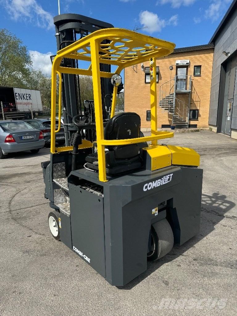 Combilift CBE3000 全方向リーチ型フォークリフト