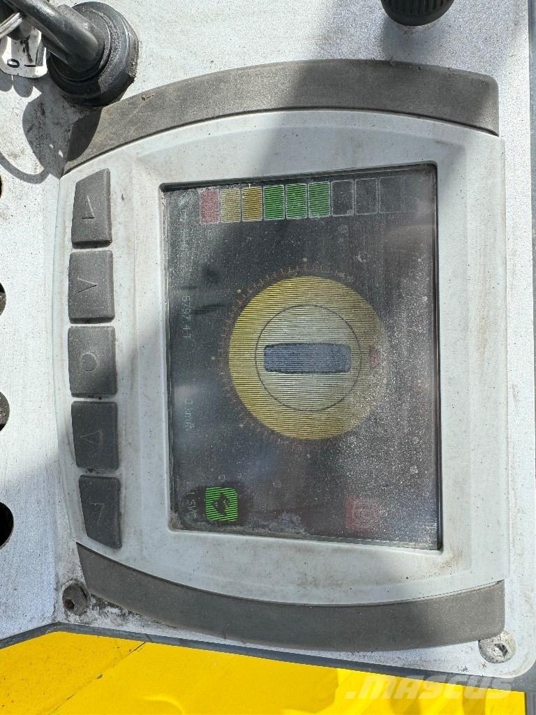 Combilift CBE3000 全方向リーチ型フォークリフト