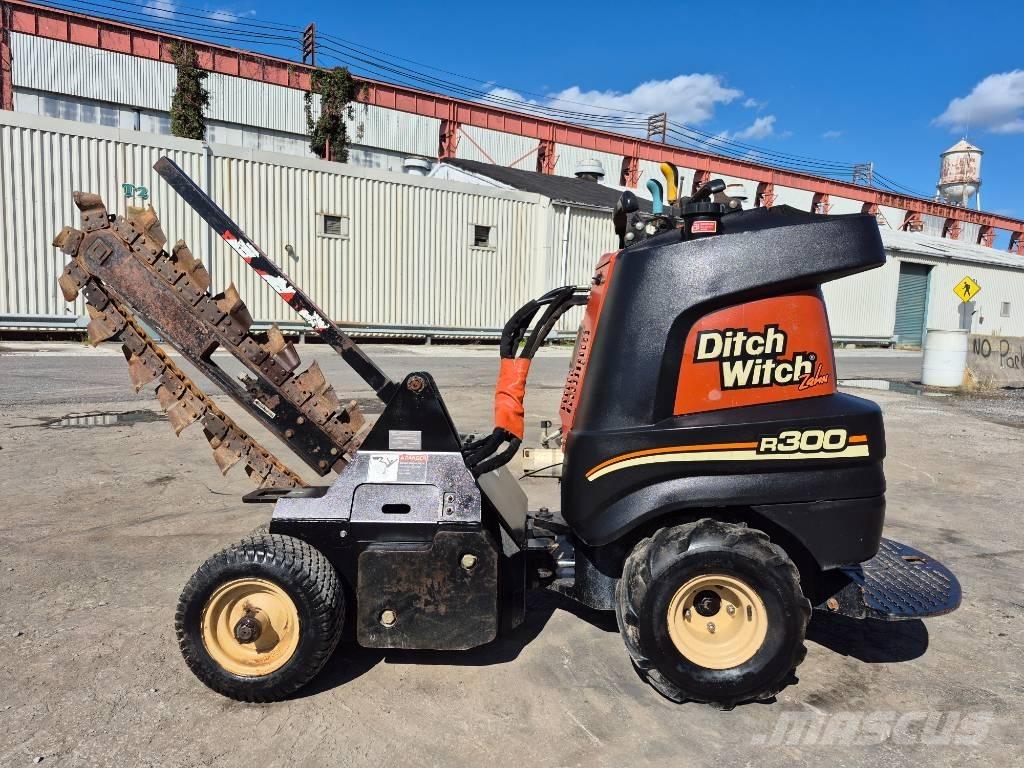 Ditch Witch R300 トレンチャー