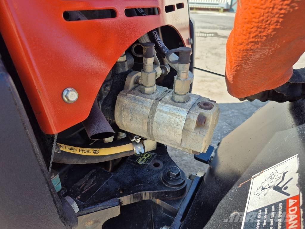 Ditch Witch R300 トレンチャー