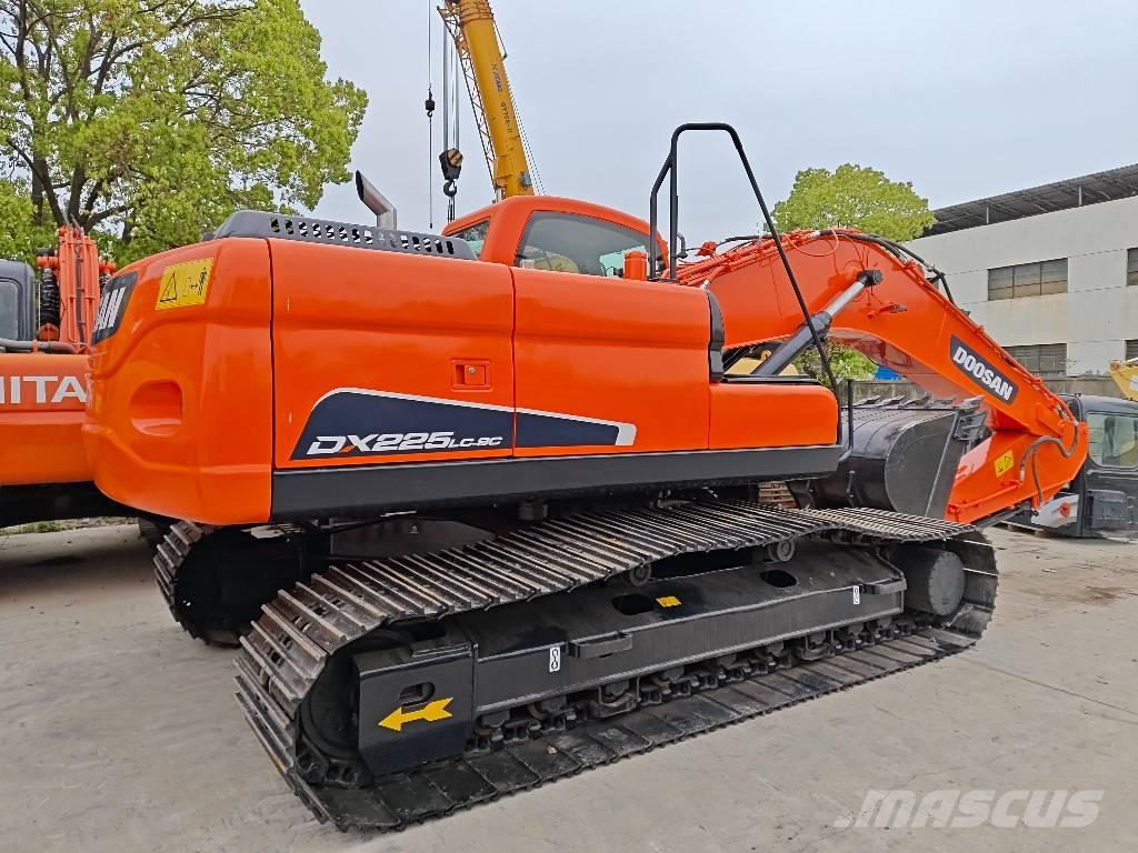 Doosan DX 225 LC 大型油圧ショベル12t以上（パワーショベル・ユンボ）