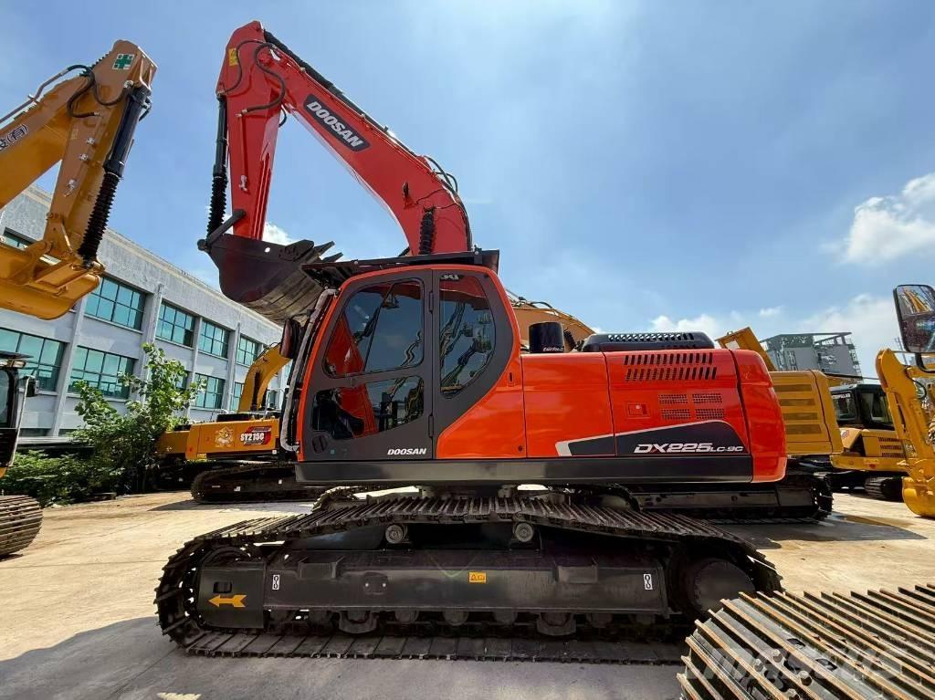 Doosan DX 225 大型油圧ショベル12t以上（パワーショベル・ユンボ）