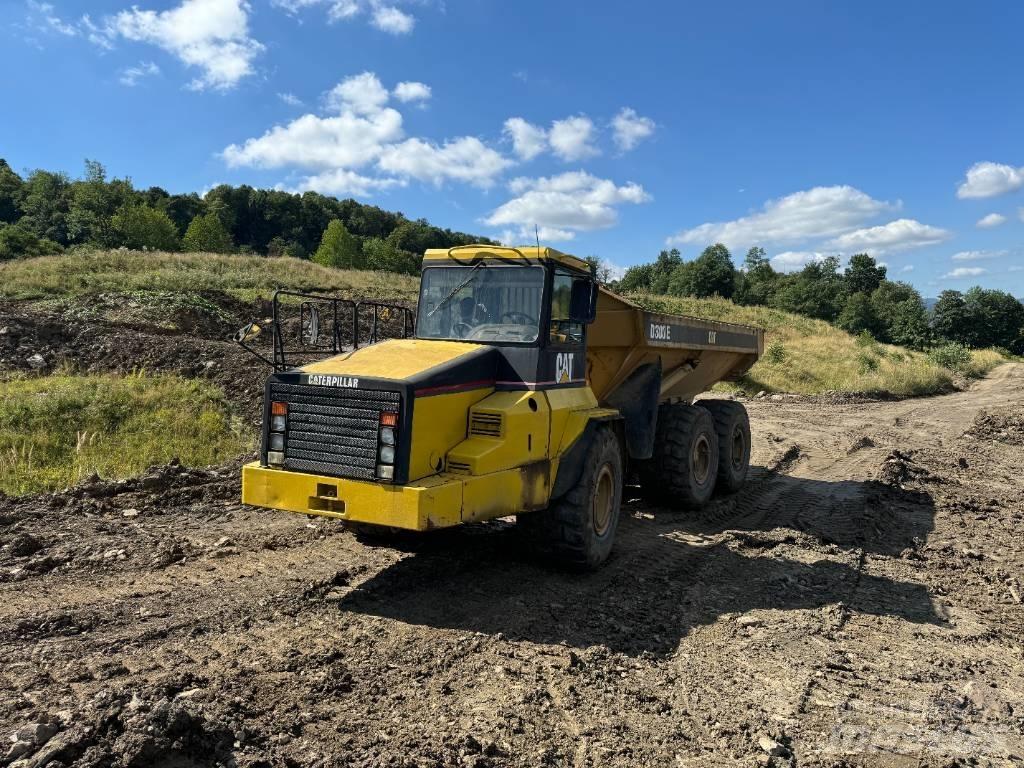 CAT D 300 E アーティキュレート式ダンプトラック