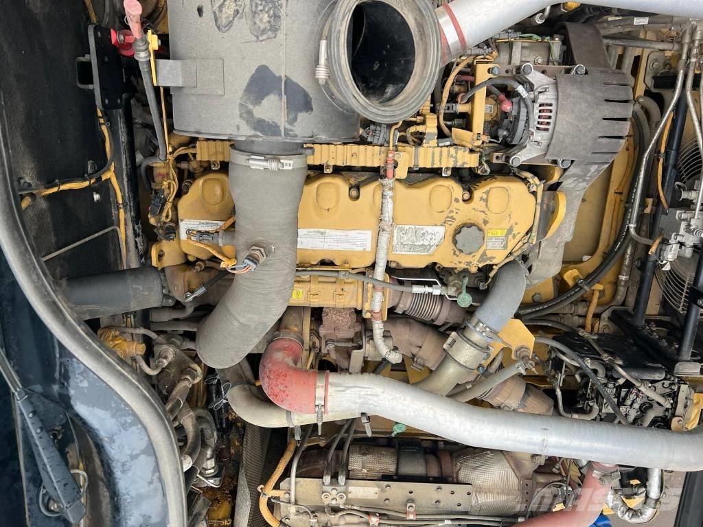 CAT 725 C アーティキュレート式ダンプトラック