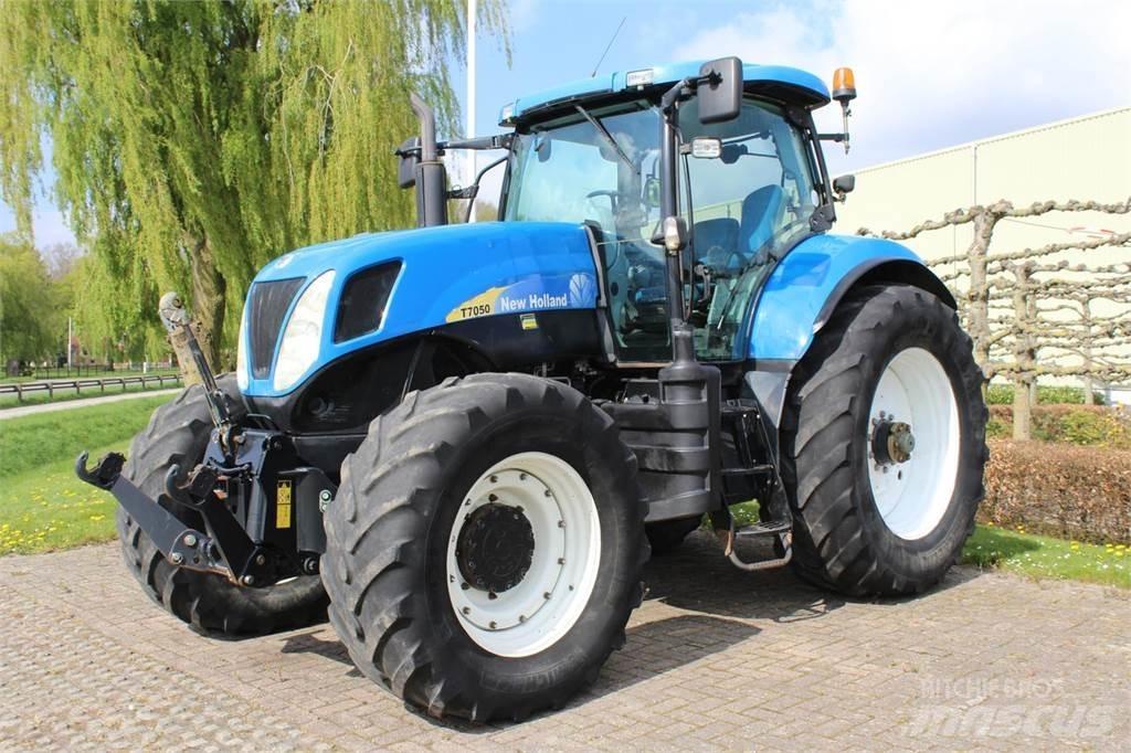 New Holland T7050 トラクター