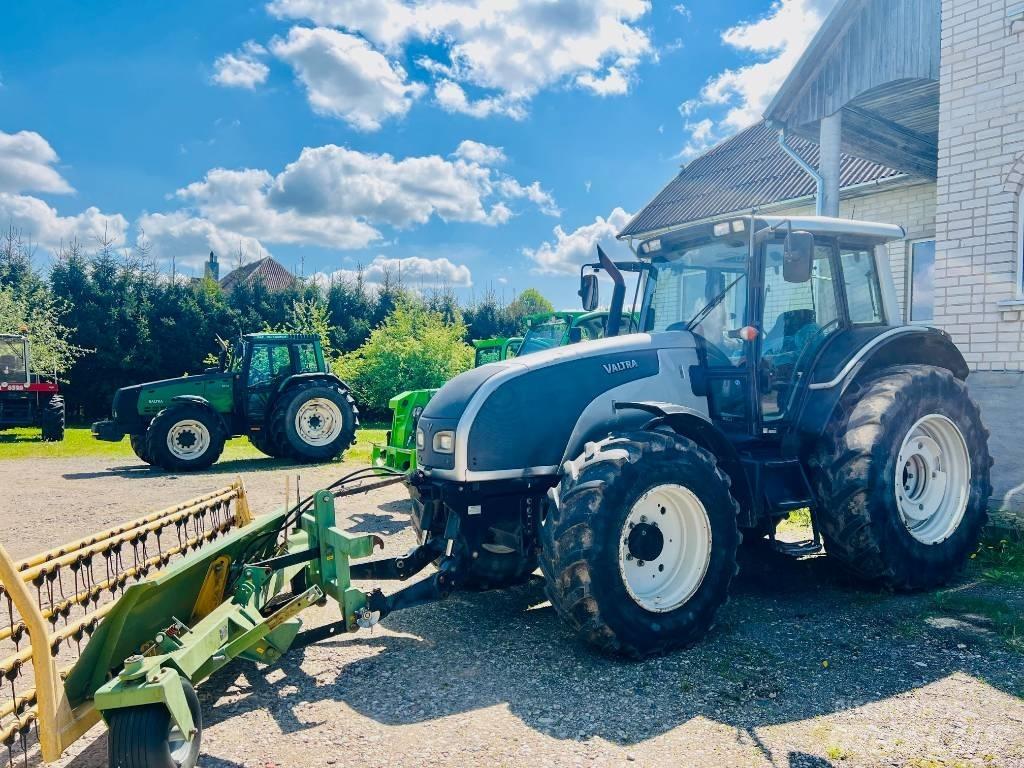 Valtra T 121 トラクター