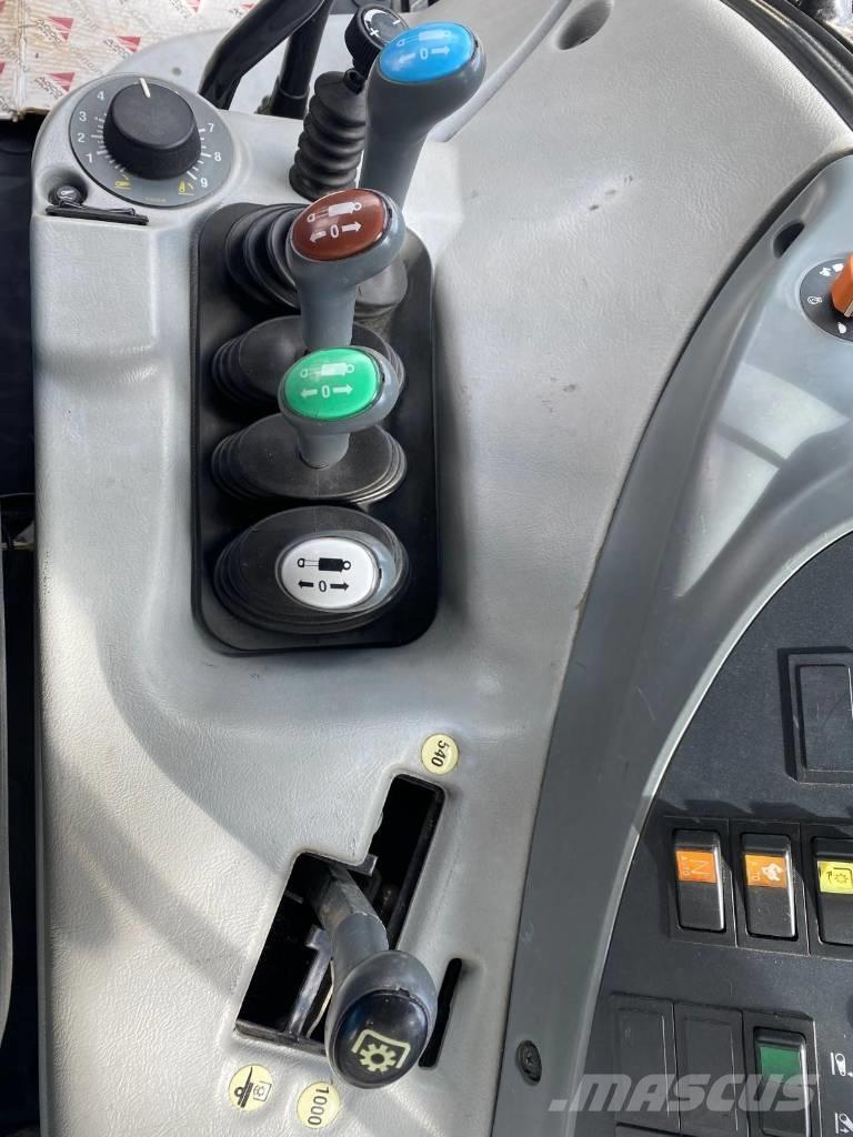 Valtra T 121 HT トラクター