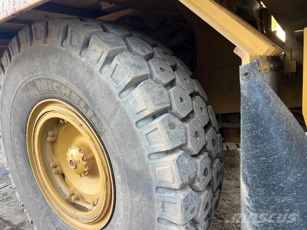 CAT 775 F リジットフレーム式ダンプトラック